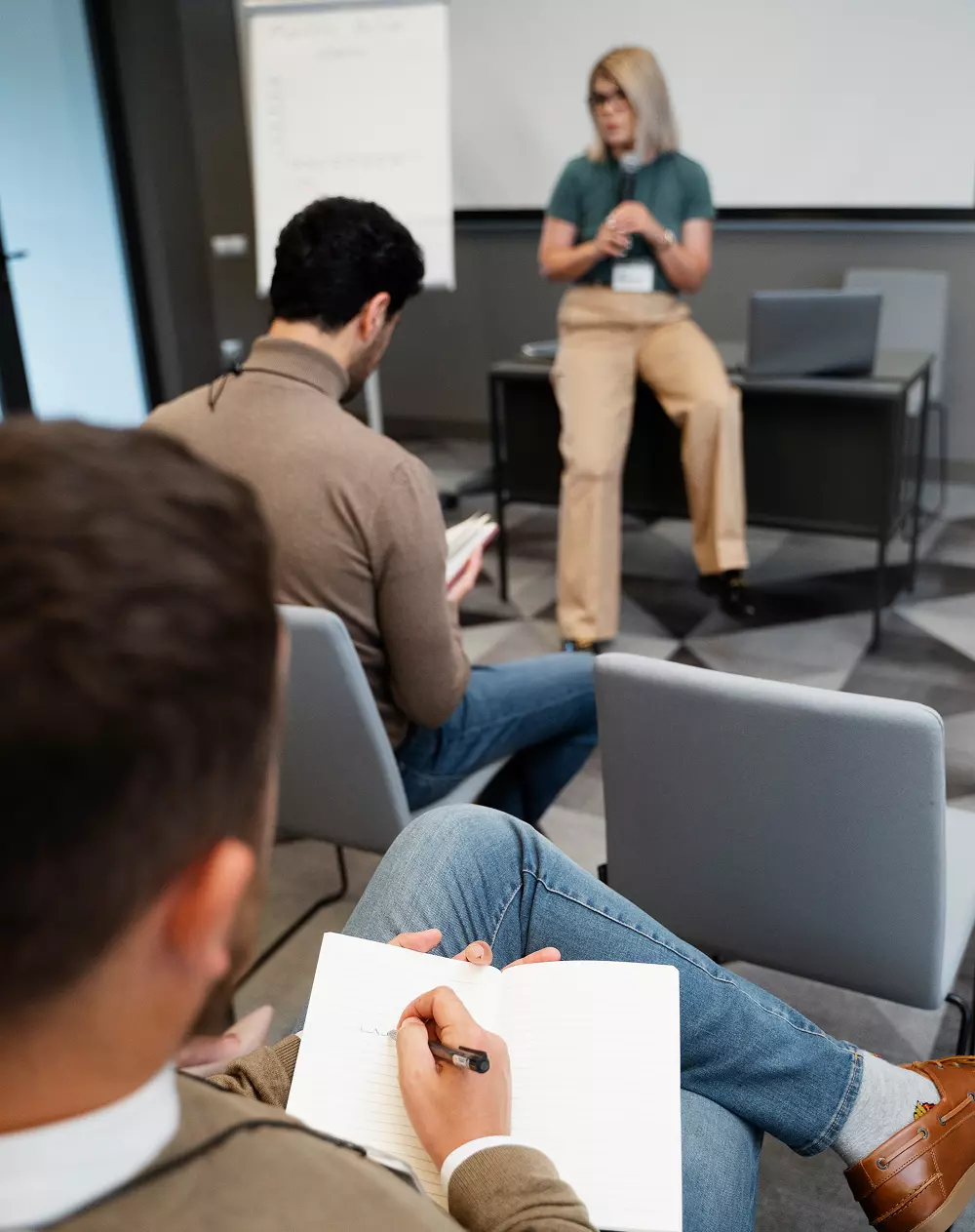 Mężczyzna robi notatki podczas szkolenia